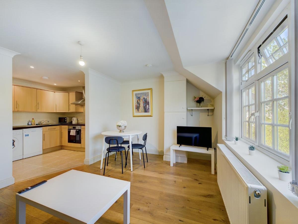 Duplex Redhill Town Centre Apt By Livingo Stays Dış mekan fotoğraf